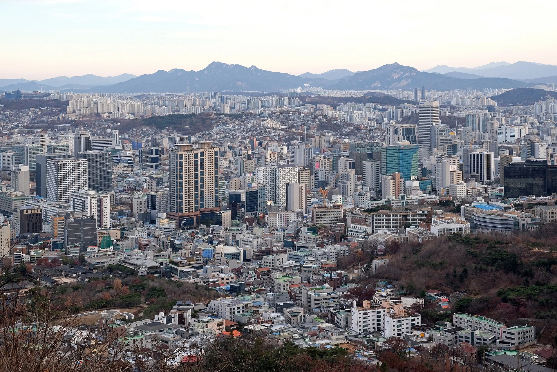 남산에서 바라본 서울. 특정 작품 장면의 촬영 위치를 재현한 사진은 아닙니다.
